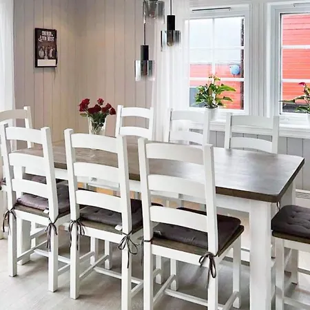 6 Person In Gursken-by Traum Semesterbostad Larsnes