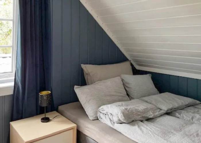 6 Person In Gursken-by Traum